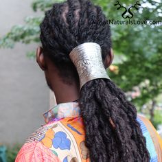 Brassard de cheveux réglable pour Locs, Sisterlocks, Dreadlocks et tresses Montrez de l'amour pour vos mèches avec ce brassard. Ce n'est pas seulement charmant, cela maintient votre queue de cheval en place. Faites ressortir vos Locs, Sisterlocks, Dreadlocks, Micro Locs et tresses avec ce brassard de cheveux classique ! Cette manchette de bijoux de cheveux spécialement conçue est l'accessoire parfait pour vos cheveux, des tresses aux Sisterlocks et Dreadlocks. Ayez des cheveux naturellement démêlés avec cette pièce fonctionnelle qui vous permet de porter vos cheveux à votre façon. Marchez et laissez parler vos cheveux ! Cette manchette classique pour Locs et tresses donne une toute nouvelle confiance et personnalité à votre style. Forme\motif : Géométrique
 Placage : plaqué argent
 Type de Loc Decoration, Silver Dreadlocks, Silver Loc Jewelry, Locs With Gold Cuffs, Jewelry For Braids, Sisterlocks Retightening Tools, Lock Jewelry Dread, Hair Cuff, Hair Jewelry For Braids