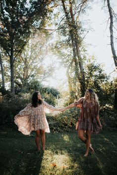 friendship photoshoot Older Best Friend Photoshoot, Cottagecore Photoshoot Friends, 2 Friends Photoshoot Poses, Adult Best Friend Photoshoot, Friendship Photoshoot Ideas, Partner Photoshoot, Flowy Dress Photoshoot, Sis Photo, Bestie Shoot