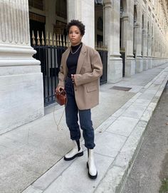 Outfit Ideas With White Boots, White Chunky Boots Outfit, White Chelsea Boots Outfit, White Chunky Boots, Chunky Boots Outfit, Beige Chelsea Boots, Jeans Boots Outfit, White Boots Outfit