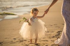 Mother Daughter Beach Wedding Ideas Mini Photoshoot, Daughter Photo Ideas, Boyfriend Kissing, Mother Daughter Photos, Second Marriage, Beach Pictures Friends, Couples Outfit