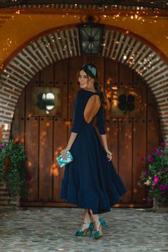 I'm Paris, une robe de soirée midi bleu marine fabriquée en crêpe . Ma jupe, avec un gros volant qui ajoute beaucoup de vol lors de la marche, vous donnera envie de danser sans arrêt. Et le dos ? Ouvert, avec un décolleté spectaculaire.



robe mi-longue

Crêpe

manche française

Encolure fermée devant

Jupe évasée

décolleté dos






La robe Paris, comme tous les produits MIPHAI, est entièrement conçu et fabriqué en tête-à-tête par des couturières Espagne .

 Nous le recommandons pour mariages Full Flared Skirt, Dress Paris, Midi Party Dress, Paris Dresses, Evening Wedding, Crepe Dress, Navy Dress, Crepe Fabric, Long Blouse