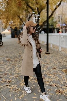 Fall Hats For Women Outfits, Peacoat Outfit, Denver Style, Chicago Fall, Peacoat Womens, Outfits New York, Ny Outfits, New York Outfits, Tan Coat