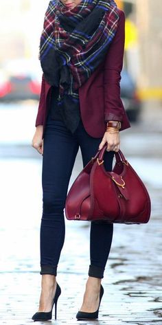 dark blue skinny jeans burgundy blazer oversize white, navy & burgundy scarf Brooklyn Blonde, Mode Tips, Look Formal, Lv Bags, Mode Casual, Fall Fashion Outfits, Looks Style, Outfit Casual