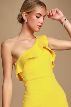 Yellow Sleeveless Midi Dress For Party, Chic Yellow Halter Neck Sleeveless Dress, Chic Sleeveless One Shoulder Party Dress, Sleeveless One-shoulder Dress For Night Out, Sleeveless Yellow Bodycon Dress For Night Out, Sleeveless Summer Bodycon Cocktail Dress, Sleeveless Summer Cocktail Bodycon Dress, Summer Sleeveless Ruffled One Shoulder Dress, One Shoulder Sundress For Party