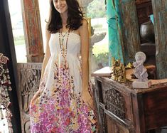 Ladies Caftan, Bohemian Chic Fashion, Beautiful Floral Dresses, Destroyed Denim, Caftan Dress, Boho Summer