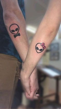 #TattooArt #InkLife #BodyArt #TattooInspiration #InkedUp #TattooLove #TattooedWomen #TattooedMen #InkCommunity #TattooStories Tattoo Dla Par, Couple Tattoo Design, Alien Couple, Alien Tattoos, Cute Best Friend Tattoos, Pair Tattoos, Couple Tat, Twin Tattoos