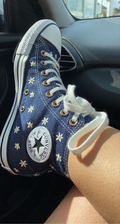 Converse Bleu, Converse Embroidery, Converse Design, Cute Converse Shoes, Embroidered Converse, Cute Converse, Blue Converse, Dr Shoes, Preppy Shoes