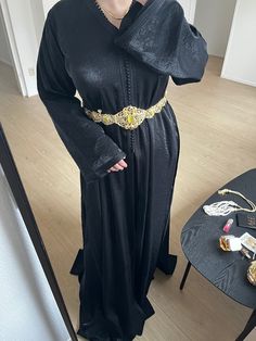 Mooie klassieke charcoal zwart kleurige takichta in een maatje M/L. De takchita heeft een soepelvallende glanzende stof. De takchita heeft een volledig afgewerkte kaftan dus in feite 2 jurken in 1. Black Ceremonial Kaftan For Eid, Black Wedding Thobe For Eid, Black Dabka Kaftan For Wedding, Traditional Long Black Kaftan, Evening Black Abaya With Dabka, Black Long Sleeve Kaftan For Eid, Black Abaya With Dabka For Party, Party Black Abaya With Dabka Detail, Black Dabka Abaya For Party