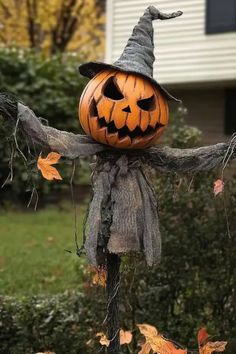 Pumpkin-head scarecrow as a DIY Halloween garden decoration in the UK, perfect for outdoor spooky vibes. Pumpkin Tower, Outdoor Halloween Decor Ideas, Scarecrow Decorations, Spooky Diy, Halloween Pumpkin Diy, Barn Parties, Homemade Halloween Decorations