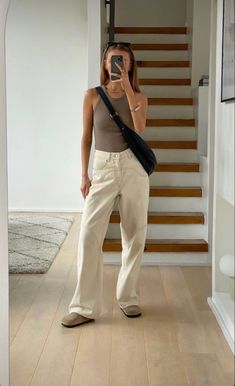 Female Summer Outfits, University Outfits, White Pants Outfit, Sporty Street Style, University Outfit, Effortless Outfit, Minimal Outfit, Work Fits