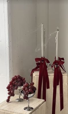 Wedding Anniversary Decor At Home, Red Party Table Decorations, Dark Red Table Setting, Red Dinner Party Decor, Romantic Dinner Party Decor, 21st Decoration Ideas, Burgundy Birthday Party Ideas, Elegant Birthday Decor, Red Birthday Decor