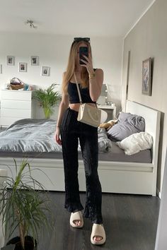 outfit of the dag #ootd #outfitoftheday #black #slides .#yeezy . Yeezy Slides Outfit, Slides Outfit, Yeezy Slides, Black Slides, Shoes Teen, Edgy Fashion, Outfit Of The Day, Shoes Flats, Slides