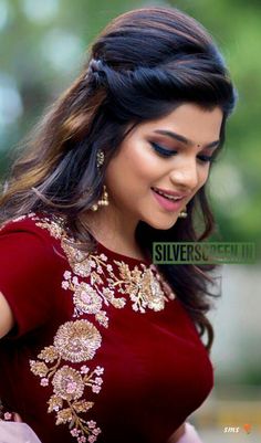 Open Hairstyles Indian Wedding Saree, Side Partition Hairstyles, Indian Bun Hairstyles, Lehenga Hairstyles, Open Hairstyles, Pinterest Hair, Trending Hairstyles