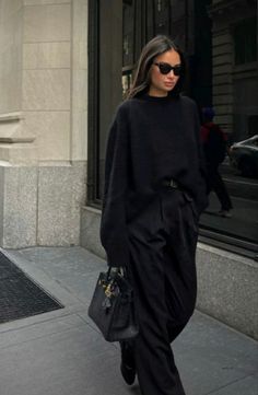 Belted Button Down Shirt Outfit, Oversized Womens Fashion, Oversized Professional Outfits, Wide Outfit, Oversize Outfit, Winter Ootd, Baggy Sweaters, Look Adidas, Basic Wardrobe