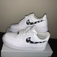 Custom Shoes Cute Flower Designs On The Sides Bought For 220 Only Worn One Time Cute Flower Designs, Nike Shoes Custom, Custom Nike Air Force, Custom Nike Air, Nike Air Force One, Shoes Cute, Custom Nike, Air Force One, Nike Air Force Ones