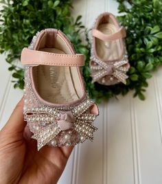 These shoes are stunning sizes as follow; 3-6 months---11cm 6-9 Months ---12 cm 9-12 Months---12.5 cm 12--14 Months---13 cm 14--24 Months ---14 cm Homemade Shoes, Kids Fashion Wear, Newborn Baby Girls, Pearl Shoes, Newborn Shoes, Bling Shoes, Luxury Baby, Shoes Custom, Fancy Shoes