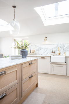 Dijon tumbled limestone tiles in a wooden and white kitchen. Limestone Tiles Kitchen, Limestone Floor Tiles, Limestone Tiles, Neutral Tile, Natural Stone Tiles, Beautiful Flooring, Flagstone Flooring, Indoor Tile, Tiles Kitchen