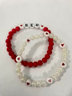 taylor swift eras tour friendship bracelets inspo Frendship Bracelets, Taylor Swift Bracelets, Style Taylor Swift, Red Taylor Swift, Swift Bracelets, Making Friendship Bracelets, Cute Friendship Bracelets, Friendship Bracelets With Beads, Friendship Bracelets Designs