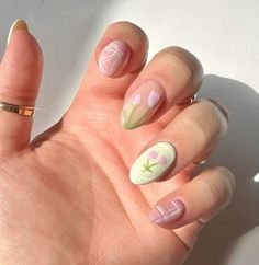 Tulip Acrylic Nails, Tulips Nail Art, Cute Floral Nail Designs, Aesthetic Easter Nails, Spring Nails Tulips, Tulips Nails Design, Quilt Nails, Simple Floral Nails, Tulips Nails