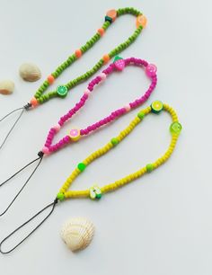 Explora nuestra colección de collares y pulseras de abalorios hechos a mano. Cada pieza es única y llena de encanto. ¡Dale un toque de color a tu estilo! #Abalorios #JoyasArtesanales #CollaresYPulseras Mala Jewelry, Barbie Dress Fashion, Colorful Accessories, Craft Show Ideas, Bullet Journal Doodles, Handmade Jewelry Diy