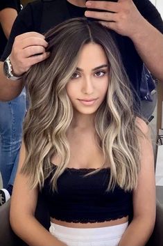 Medium Brown Roots Balayage, Light Brown Balayage Blonde Dark Roots, Brunette Balayage Hair Dark Roots, Light Roots Dark Hair, Full Highlights Blonde On Brown Hair With Shadow Root, Bronde Lived In Hair, Dark Blonde Babylights, Ombre Money Piece, Hair Color 2023 Trends Women