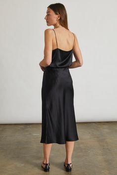 The perfect silk cami with a minimal modern v. The smooth luxurious satin silk drapes perfectly. Dart details were added on the side to create a nice shape. Manifest Cast, Modern Skirt, Silk Drapes, Contemporary Wardrobe, Slip Skirts, Silk Cami, Silk Camisole, Slip Skirt, Minimal Modern