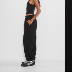 Black Aritzia Sweats. Never Worn. Oversized Sweatpants, Joggers Black, Aritzia Pants, Embroidery Materials, Black Sweatpants, Fleece Sweatpants, Fade Color, Sweat Pants, Crop Tank