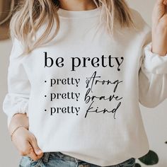 Pretty Sweatshirts, Popular Svg, Tumbler Svg, Svg Coffee, Coffee Svg, Cute Shirt Designs, Be Pretty, Be Brave, Mom Svg