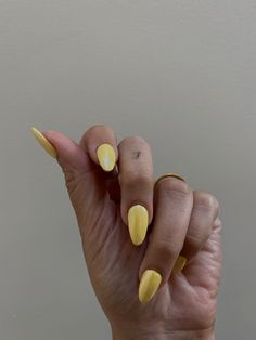 Yellow Nails Hailey Bieber, Neon Glazed Donut Nails, Hailey Bieber Yellow Chrome Nails, Crome Yellow Nails, Yellow Glazed Donut Nails, Yellow Metallic Nails, White Chrome Nails Acrylic, Hailey Bieber Yellow Nails, Light Yellow Chrome Nails