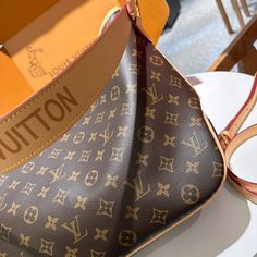 BRC Fashion Lu-Vi Bags - 14749 A+ Excellent Quality copies; Contact us if you've any questions in your mind. Trendy Tote, Crossbody Tote, Super Sale, New Instagram, Cute Bag, Powerful Women, Crossbody Shoulder Bag, Fashion Games, Louis Vuitton Bag