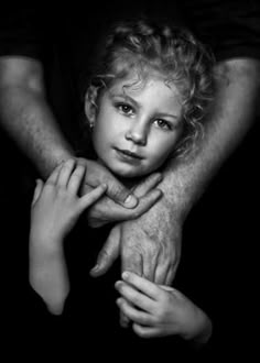 Father Daughter Photos, Studio Family Portraits, Father Daughter Photography, Mother Daughter Photos, Family Photoshoot Poses, Family Portrait Poses