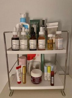 Looking for ways to create more storage space in your bathroom? This post goes over the best organization ideas for small bathrooms. Skin Care Organization, Skincare Organization, Healthy Skin Care, روتين العناية بالبشرة, Beauty Skin Care Routine, Skin Care Essentials, Skin Care Products, Face Care, Face Skin