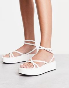 Zapatos de Truffle Collection Dale un respiro a tus pies Tira ajustable Cierre de hebilla Puntera abierta Suela con plataforma plana Sisterhood Outfits, White Sandals Outfit, White Platforms, White Platform Sandals, Casual Work Outfits Women, Sandals Outfit, Flatform Sandals, Shoe Inspo, Aesthetic Shoes