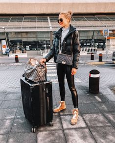 Airport Outfit Winter, Outfits Leggins, Airport Travel Outfits, Fashion Travel Outfit, Airport Outfits, Look Jean, Black Puffer Coat, Fashion Jackson