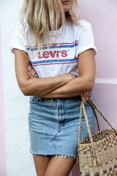 Es gehört zu den absoluten Mode-Must-haves und ist obendrein auch noch herrlich günstig: das weiße T-Shirt. Wie modische Frauen das Basic jetzt kombinieren und welche Shirts Trend sind... Spring Skirt Outfits, Fashion Me Now, Moda Jeans, Looks Street Style, Mode Inspo, Cardigan Fashion, Casual Summer Outfits, Looks Style, Summer 2019