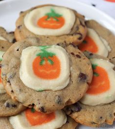 cookies with carrots and cream on them are arranged in the shape of a pumpkin