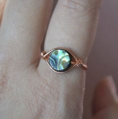 Simple Wire Wrapped Rings, Abalone Shell Crafts, Copper Rings Handmade, Bougie Style, Wire Jewelry Diy Tutorial, Handmade Rings Wire, Jean Jewelry, Copper Wire Ring, Diy Wire Jewelry Rings