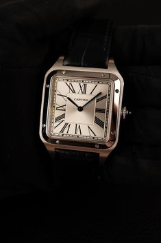 Presentamos el icónico Cartier Santos WSSA0032, un reloj que combina sin esfuerzo la elegancia atemporal con la sofisticación moderna. Elaborado con precisión, este reloj de movimiento manual muestra la fusión perfecta de estilo y funcionalidad. Revestido en acero inoxidable duradero, su fondo cerrado garantiza durabilidad y longevidad. El cristal de zafiro añade un toque de lujo, protege la esfera de arañazos y mejora su claridad. El Cartier Santos tiene una rica historia, diseñado originalment Cartier Santos Dumont, Cartier Santos, Patek Philippe Nautilus, Breitling Navitimer, Rolex Day Date, Audemars Piguet Royal Oak, Rolex Gmt, Rolex Daytona, Omega Speedmaster