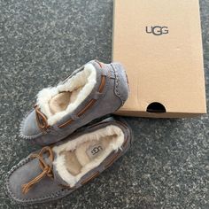 Brand New, Never Worn Ugg Dakota Gray Slipper. Women’s Size 6 Ugg Dakota Slippers, Slippers Ugg, Currency Converter, Ugg Dakota, Grey Slippers, Ugg Boots Australia, Shearling Slippers, Sheepskin Slippers, Suede Slippers