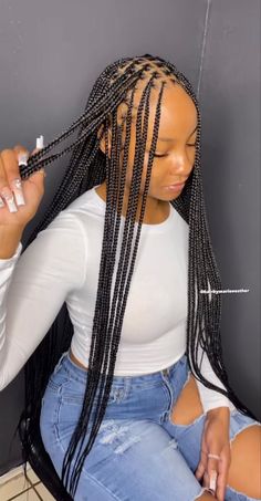 Medium Small Knotless Box Braids, Small Knotless Braids Mid Back Length, Knotless Braids Small Long, Hair Plates Hairstyles, Knotless Braids Small Medium, Small Box Braids Long Black Women, Tiny Knotless Braids, Braiding Pattern For Box Braids, Small Long Knotless Braids