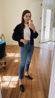 Minimalist Cardigan Outfit, Work Outfit Cardigan, Anne Carlson Style, Vintage Cardigan Outfit, Everlane Cardigan, Minimal Work Outfit, Minimal Outfits For Women, Work Outfits 2023, Cardigan Work Outfit