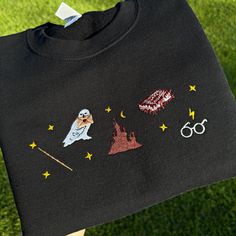 ♡ MESSAGE FOR YOU ♡ Introducing embroidered sweatshirt and embroidered shirt with embroidery on Fantasy and Magic themes. Perfect for fans of the school of magic and wizardry as a birthday gift, Christmas gift, or New Year gift. PRODUCT DETAILS We use the Gildan brand as blanks. 🔹SWEATSHIRTS: Classic fit, 50% cotton / 50% polyester, 271 GSM, fleece inside. 🔹T-SHIRTS: Classic fit, 100% cotton, 205 GSM. The white T-shirt is slightly see-through. Please check the SIZE CHART before purchasing. Unisex sizing - similar to men's sizes, so it might be a bit larger than standard women's sizes. If you prefer a more oversized look, consider sizing up. HOW TO ORDER 🔹Browse through all the photos to familiarize yourself with the product and read the listing description; 🔹Select the color and size o Bookish Sweatshirts, Wizard Book, School Of Magic, Cumpleaños Harry Potter, Harry Potter Merch, Magic Theme, Shirt With Embroidery, School Of Witchcraft, Clothing Tips