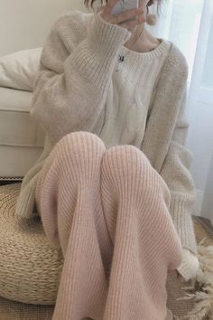 Sugar Cookie Aesthetic with Ever Lasting ♡ | Room Decor Tips | Ever Lasting Blog Pretty Winter Outfits Cold Weather, Cold Coquette Outfits, Pink Sweater Outfit Aesthetic, Fall Outfits Girly, Coquette Friends, Pastel Pink Outfit, Winter Coquette, Pearl Princess, Coquette Vibes