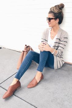 Fashion blogger wearing tan open shank flats - pinteresting plans blog Vegan Heels, Spring Wardrobe Essentials, Spring Essentials, Walmart Fashion, Elegante Casual, Workwear Fashion, Trending Sneakers, Mode Inspo