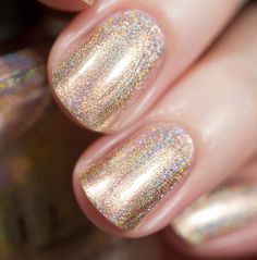 Countdown is a glorious holographic nail polish that not only delivers hues of delicate champagne gold with a dash of silver, it also packs an unrivaled holographic sparkle when in the sun! Part of our Ultra Holo™ class of super-intense holographic nail polishes, Countdown is specifically formulated for maximum, unwavering holographic sparkle. This chic shade is a celebration of you. Fully opaque in 2 to 3 coats! Wedding Gel Nails, Irridescent Nails, Gold Holographic Nails, Ilnp Nail Polish, Champagne Nails, Gold Glitter Nails, Nail Shimmer, Holographic Nail Polish, Nail Polish Art