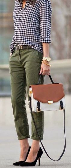 For more inspiration follow me on instagram @lapurefemme or click on photo to visit my blog! Stile Casual Chic, Mode Casual, Gingham Shirt, Casual Work Outfits, Green Pants, 가을 패션, Looks Style, Work Attire