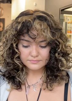 Colouring Hair Ideas, Skunk Blonde Hair, 2c Colored Hair, Grunge Hair Dye Ideas Curly, Chunky Highlight On Curly Hair, Chunky Highlights For Curly Hair, Long Hair With Short Layers Curly, Brown Curly Hair With Blonde Streaks, Dark Curly Hair Color Ideas