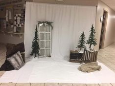 Diy Christmas Photography Set Up, Christmas Photoshoot Diy Backdrop Ideas, Christmas Photography Backgrounds, Christmas Photography Backdrops Diy, Christmas Pic Background Backdrop Ideas, Christmas Picture Background Ideas, Diy Christmas Photoshoot Backdrop, Christmas Photo Background Diy, Christmas Photoshoot Backdrop Ideas