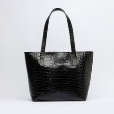 Material: Structured croc-embossed genuine cow leather. Interior: Lined with canvas Color: Black Height: 29 cm 11.4 inch Length: 35 cm 13.8 inch Depth: 18 cm 7.1 inch Weight: 0.74 Kg 1.63 Lb. Luxury Black Tote Flap Bag, Bolsa Tote Farfetch, Steve Madden Bwilde Flat Tote, Leather Handles, Leather Interior, Leather Handle, Cow Leather, Zipper Pocket, Timeless Design