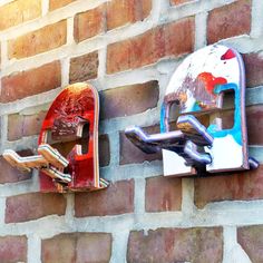 two metal letters on a brick wall